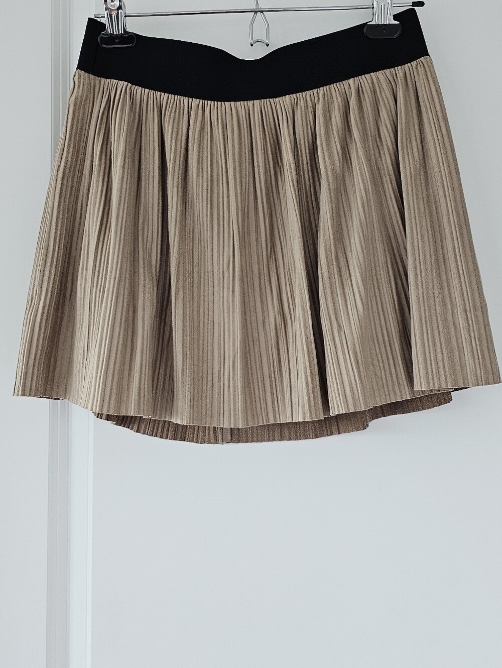 BCBGMaxAzria Beige Pleated Mini Skirt with Black Waistband